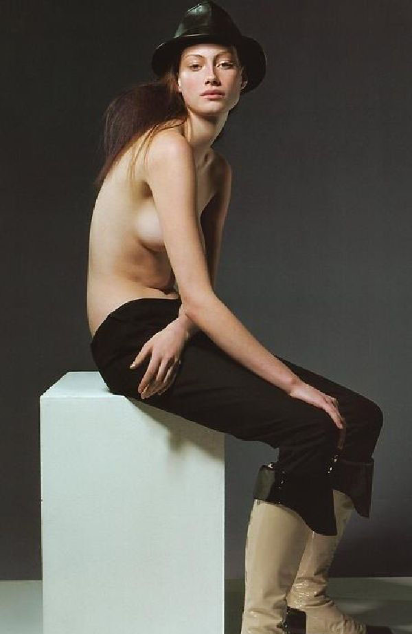 Alyssa Sutherland desnuda. Foto - 12