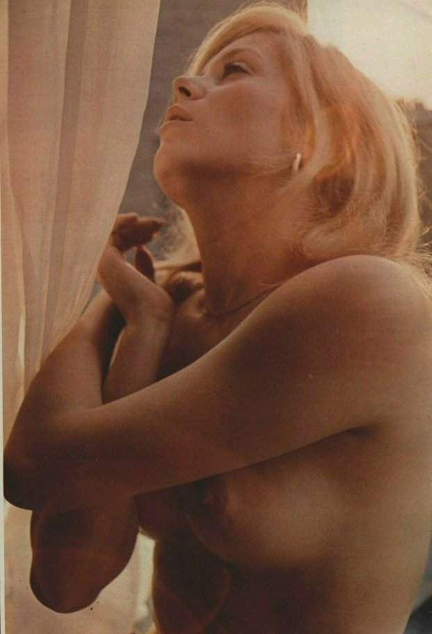 Catherine Deneuve nue. Photo - 11