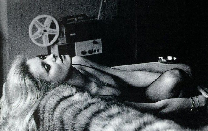 Catherine Deneuve nue. Photo - 17