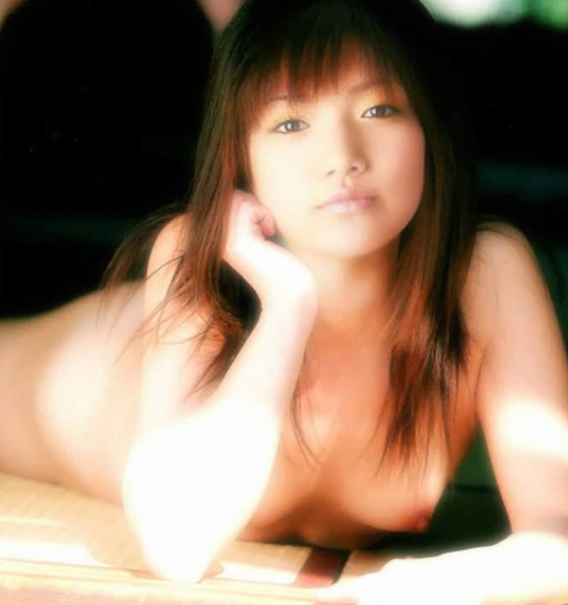 Maki Goto nuda. Foto - 2
